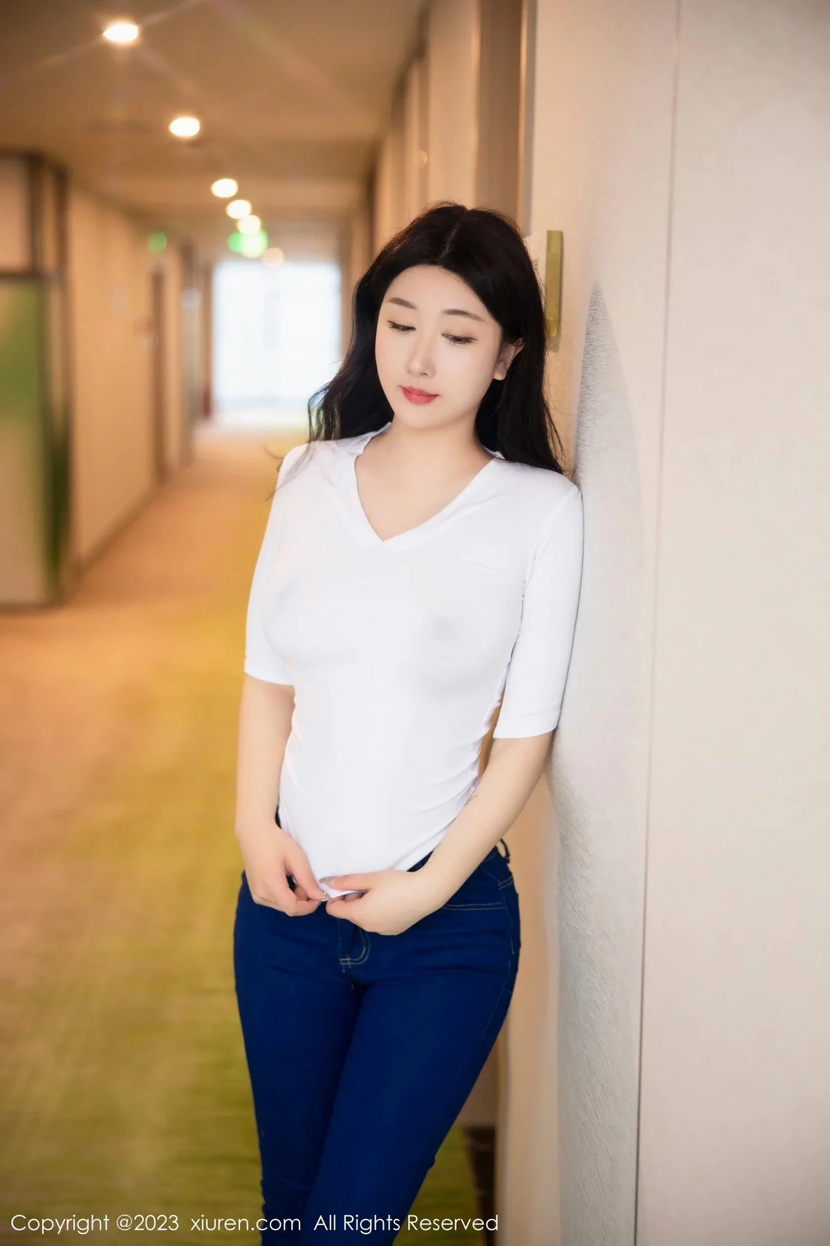 XiuRen第6570期_模特江真真白色上衣配牛仔裤露超薄无内肉丝秀翘臀诱惑写真83P