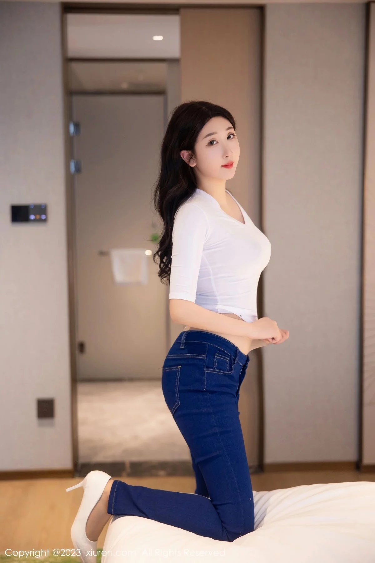 XiuRen第6570期_模特江真真白色上衣配牛仔裤露超薄无内肉丝秀翘臀诱惑写真83P