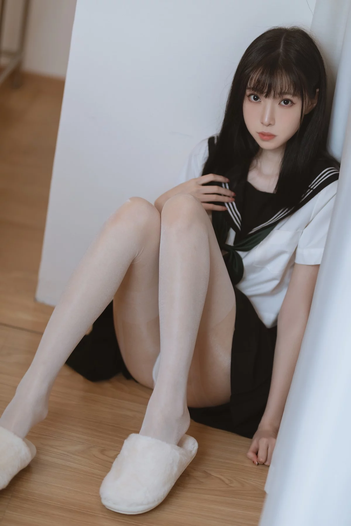 网络美女许岚白丝水手服主题私房性感黑色短裙下超薄白丝袜秀美腿诱惑写真40P