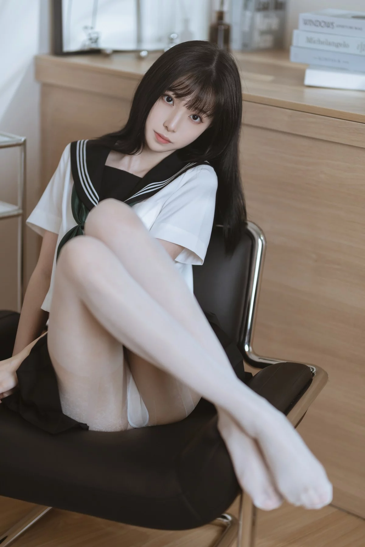 网络美女许岚白丝水手服主题私房性感黑色短裙下超薄白丝袜秀美腿诱惑写真40P