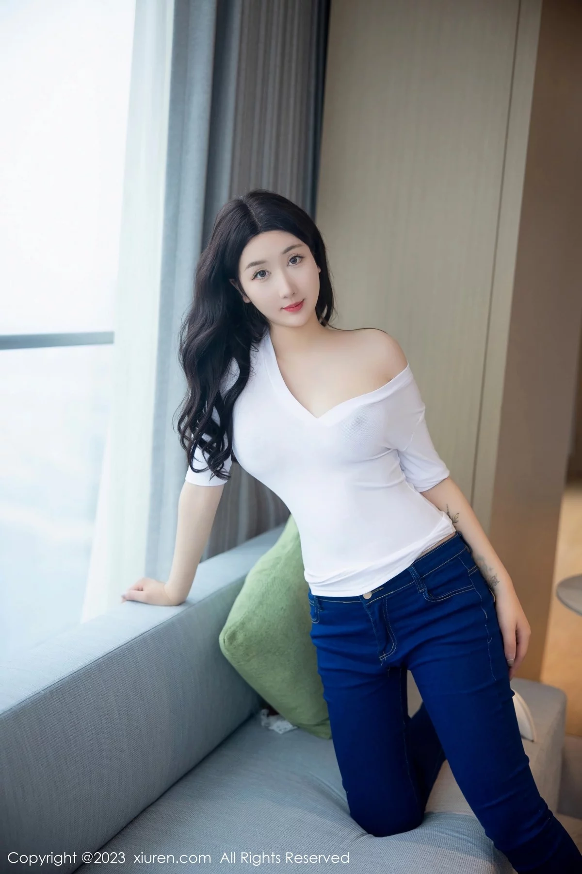 XiuRen第6570期_模特江真真白色上衣配牛仔裤露超薄无内肉丝秀翘臀诱惑写真83P