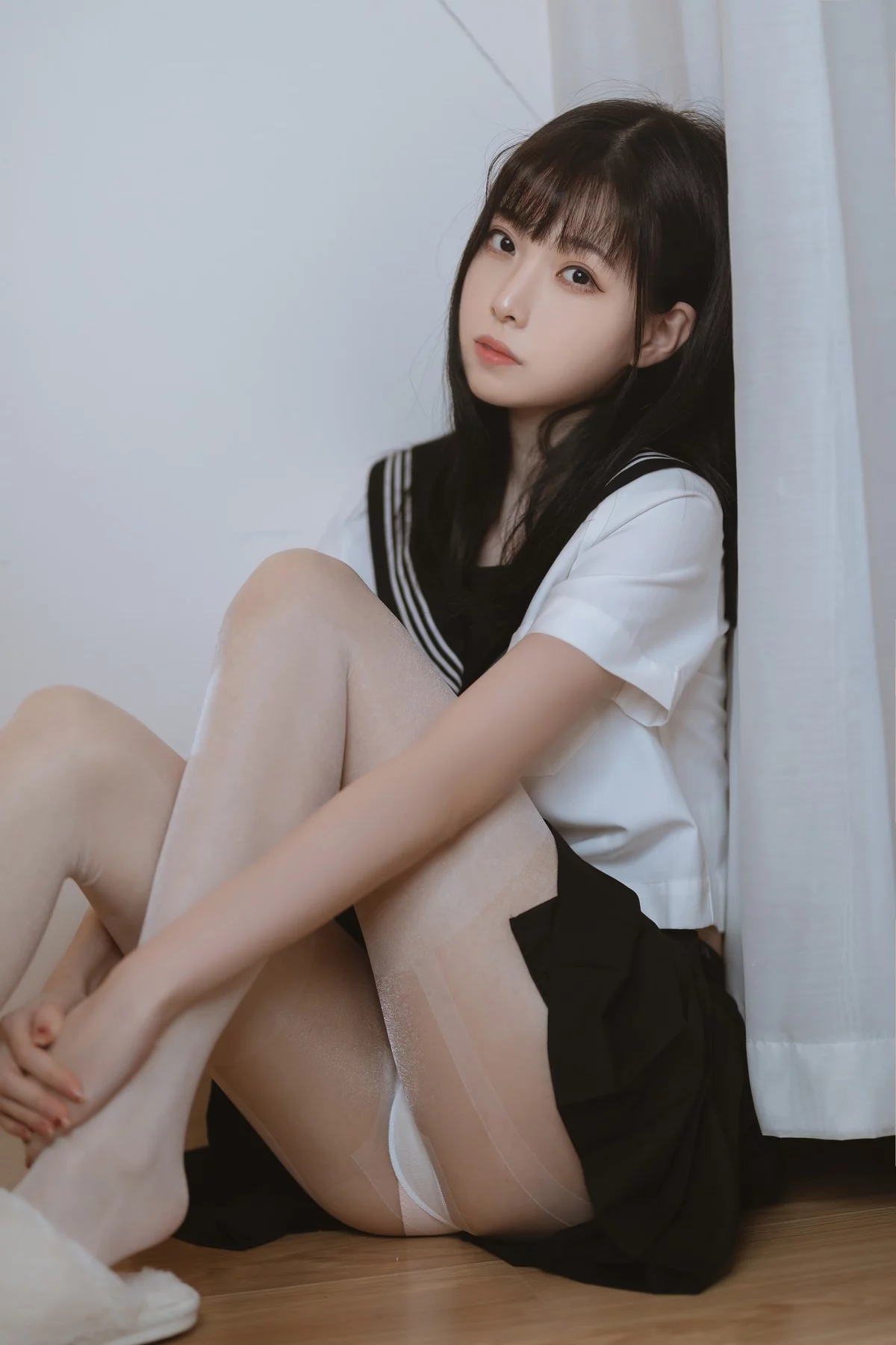 网络美女许岚白丝水手服主题私房性感黑色短裙下超薄白丝袜秀美腿诱惑写真40P