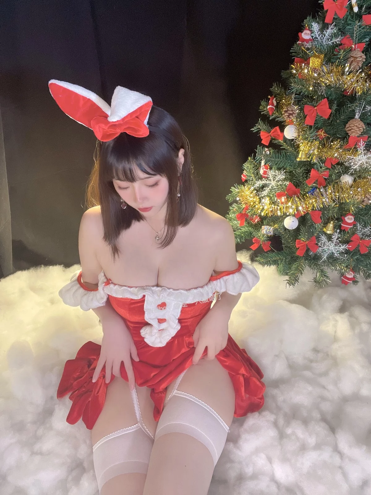 Coser美女是一只废喵了圣诞连衣裙主题性感红色服饰配白丝袜秀丰满身材诱惑写真72P