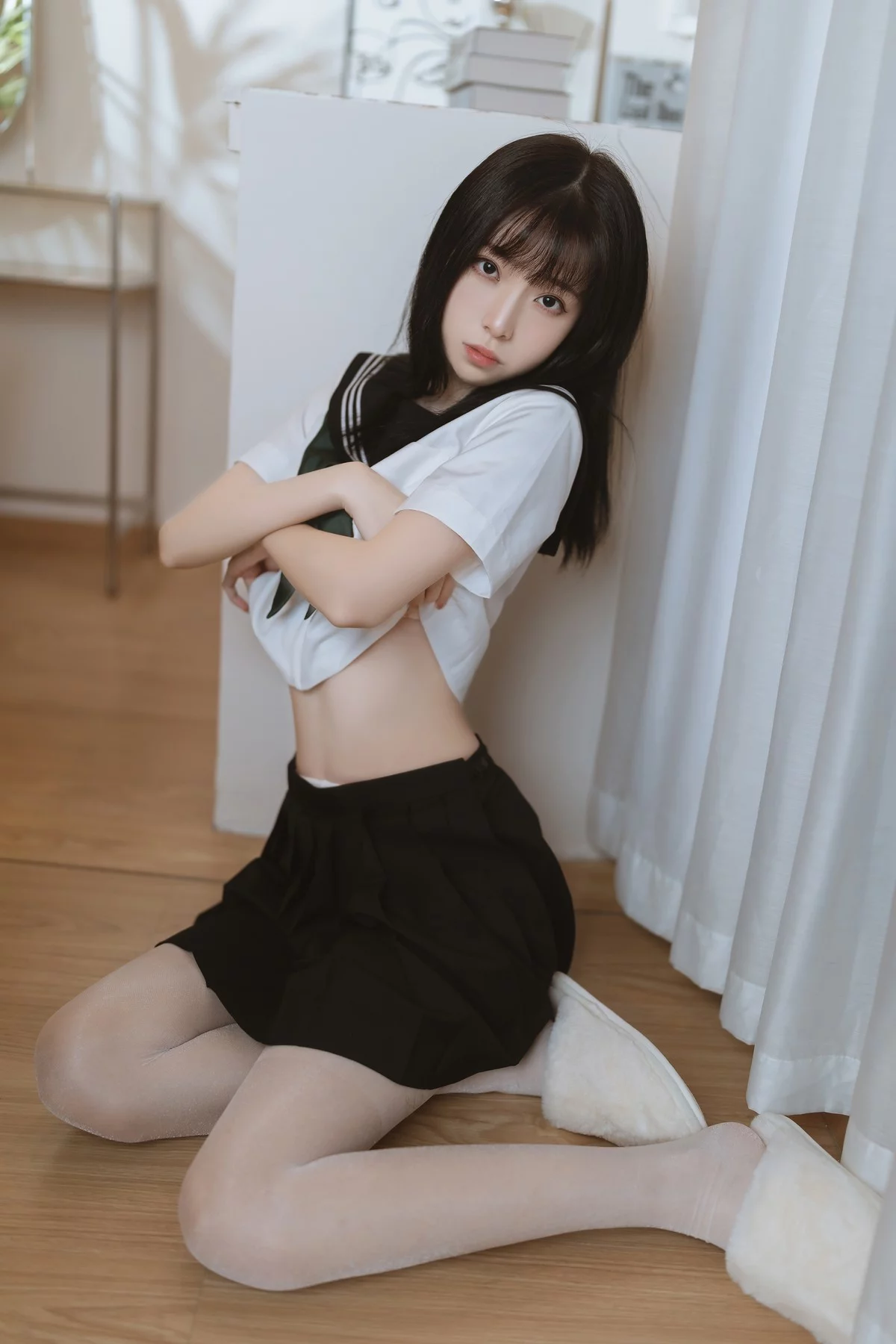 网络美女许岚白丝水手服主题私房性感黑色短裙下超薄白丝袜秀美腿诱惑写真40P