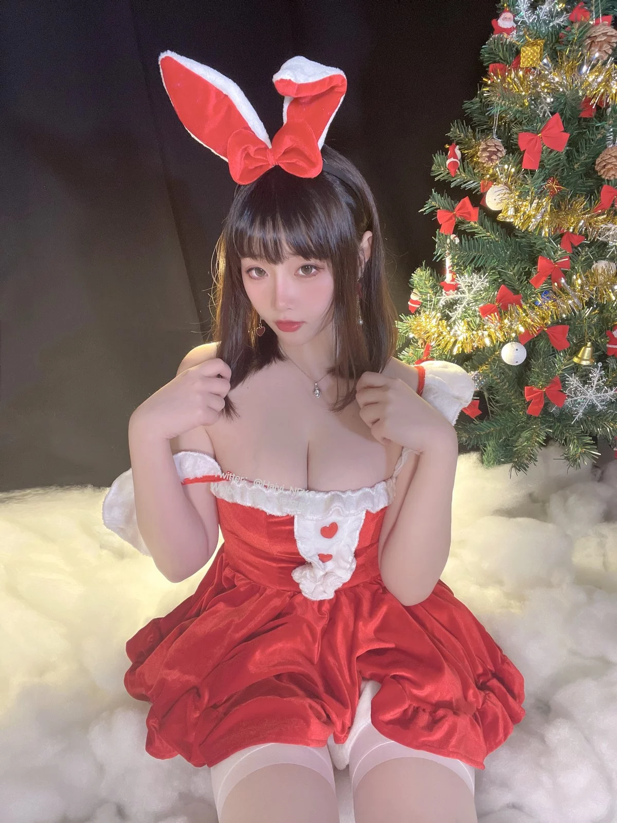Coser美女是一只废喵了圣诞连衣裙主题性感红色服饰配白丝袜秀丰满身材诱惑写真72P