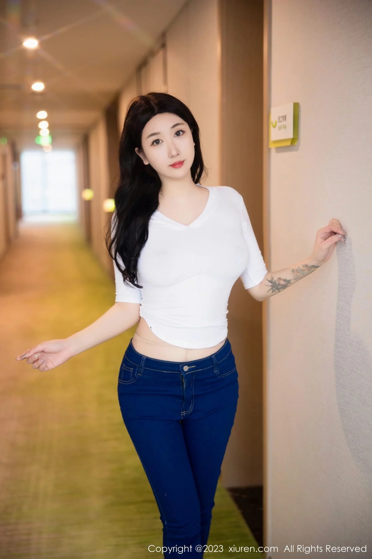 XiuRen第6570期_模特江真真白色上衣配牛仔裤露超薄无内肉丝秀翘臀诱惑写真83P