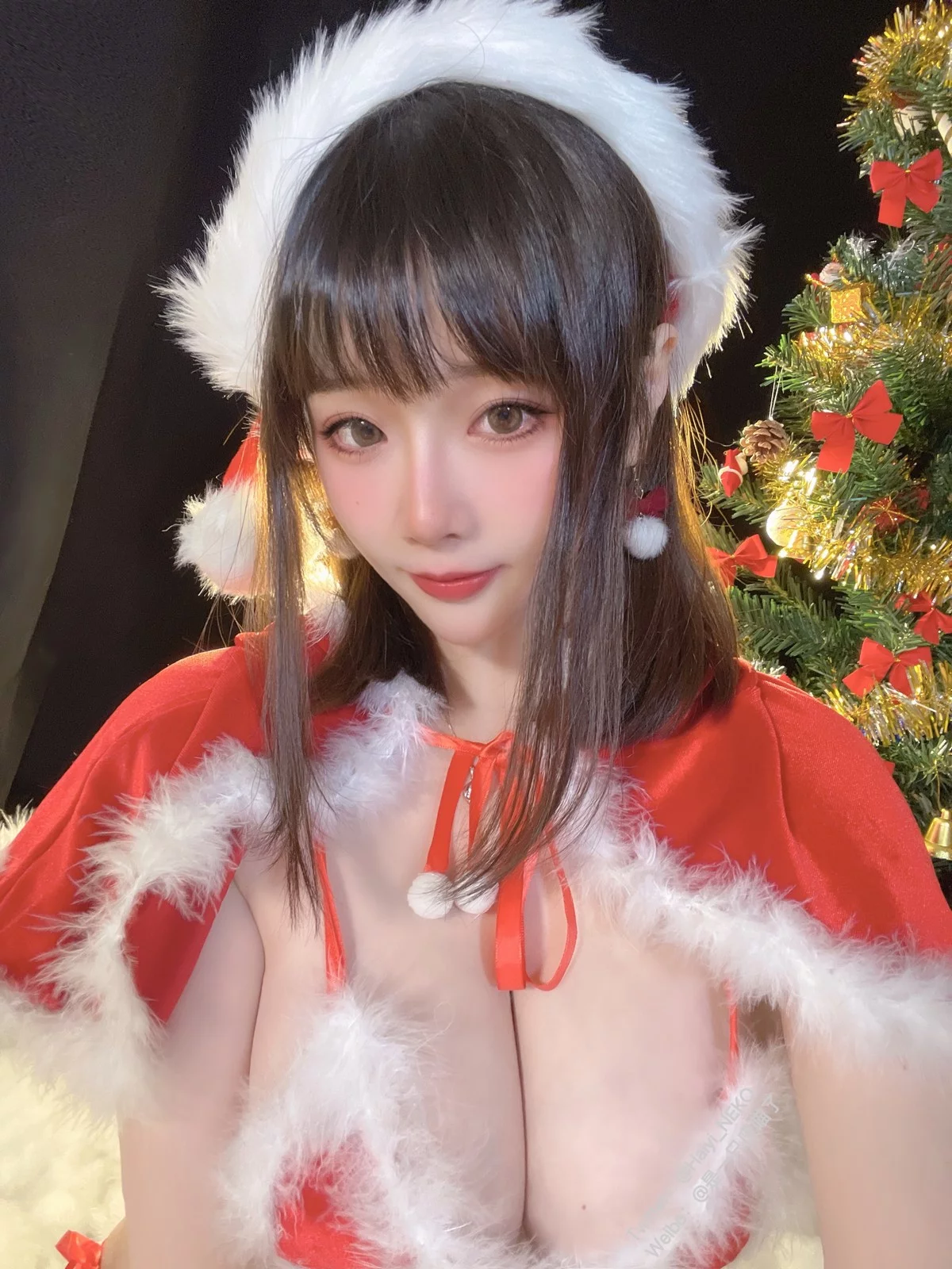 Coser美女是一只废喵了圣诞连衣裙主题性感红色服饰配白丝袜秀丰满身材诱惑写真72P