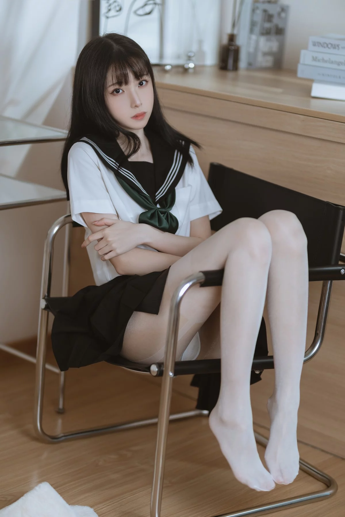 网络美女许岚白丝水手服主题私房性感黑色短裙下超薄白丝袜秀美腿诱惑写真40P