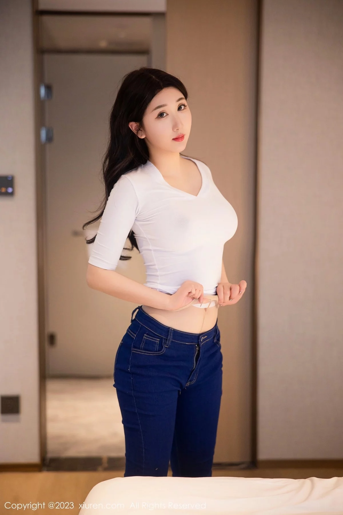 XiuRen第6570期_模特江真真白色上衣配牛仔裤露超薄无内肉丝秀翘臀诱惑写真83P