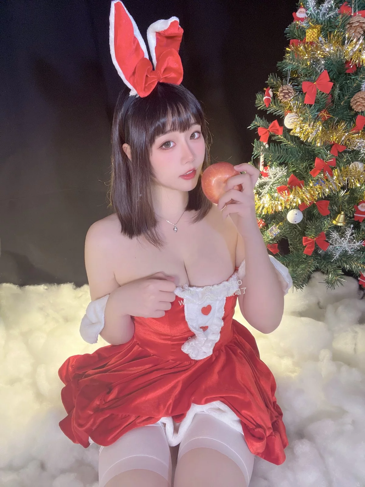 Coser美女是一只废喵了圣诞连衣裙主题性感红色服饰配白丝袜秀丰满身材诱惑写真72P