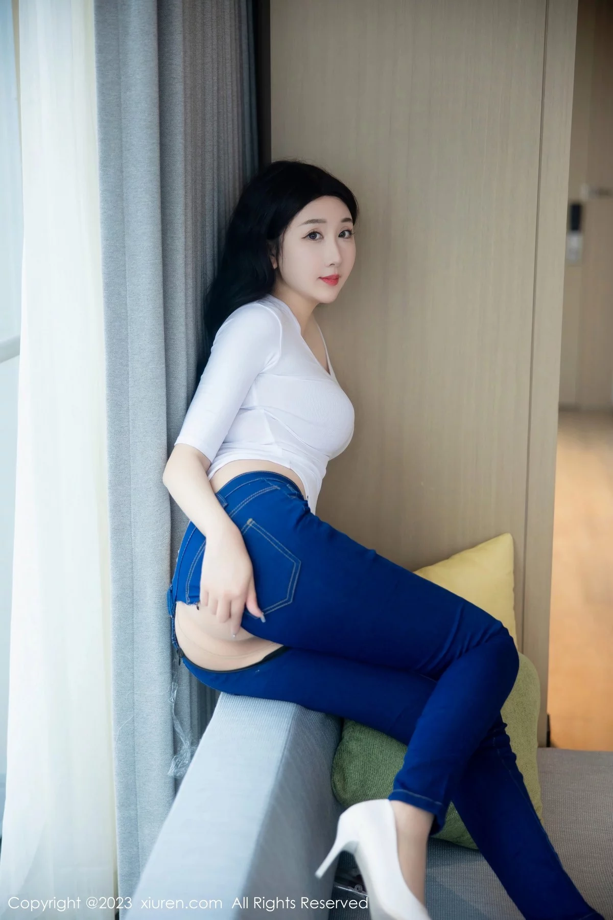 XiuRen第6570期_模特江真真白色上衣配牛仔裤露超薄无内肉丝秀翘臀诱惑写真83P