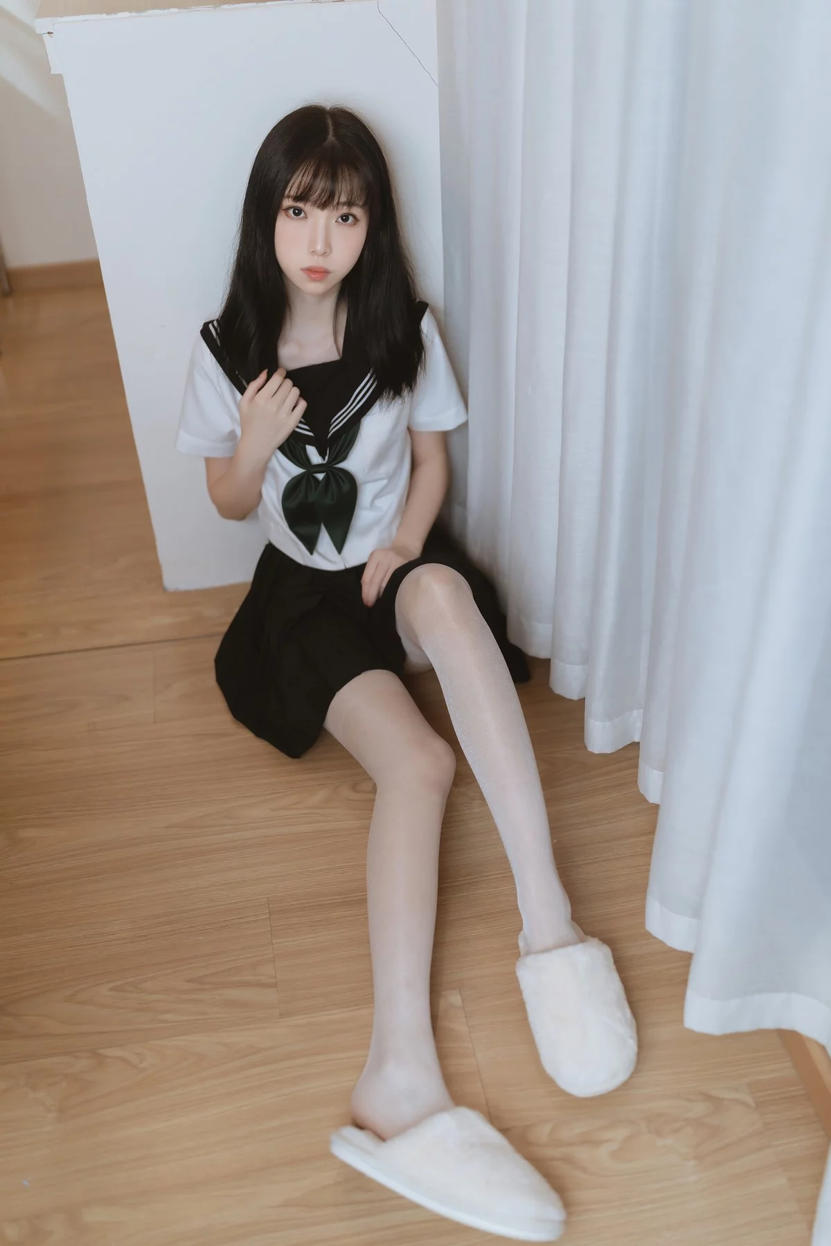 网络美女许岚白丝水手服主题私房性感黑色短裙下超薄白丝袜秀美腿诱惑写真40P