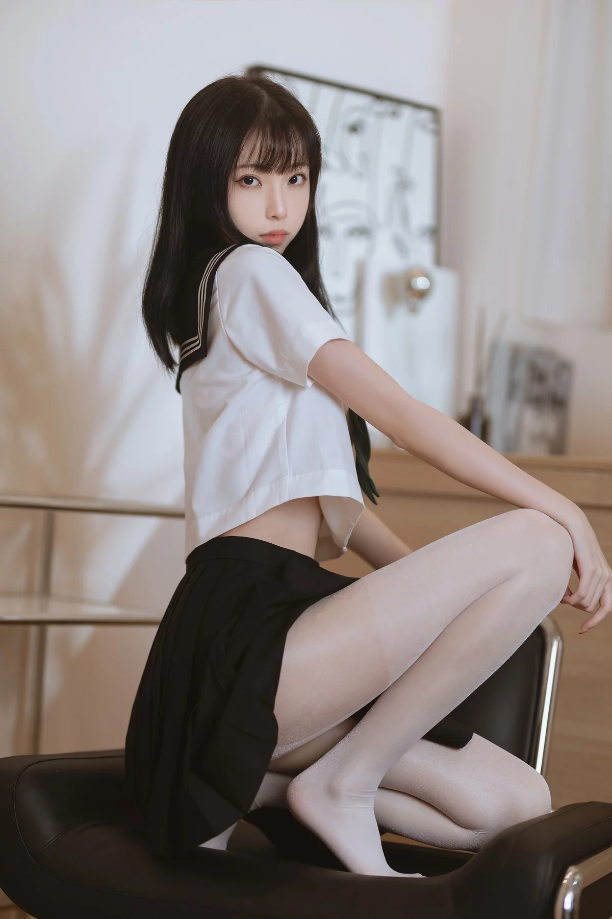 网络美女许岚白丝水手服主题私房性感黑色短裙下超薄白丝袜秀美腿诱惑写真40P