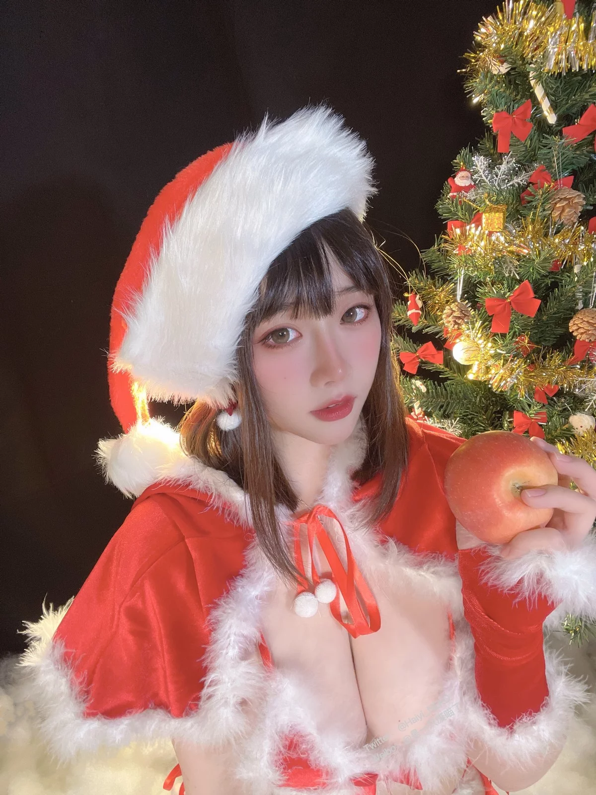Coser美女是一只废喵了圣诞连衣裙主题性感红色服饰配白丝袜秀丰满身材诱惑写真72P