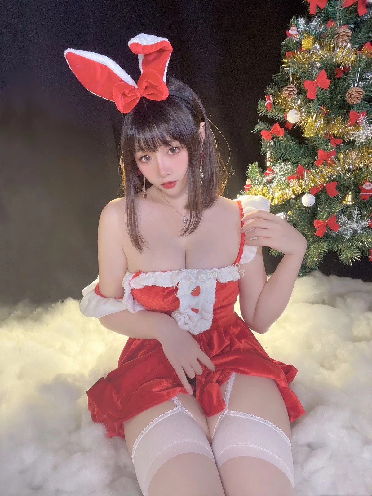 Coser美女是一只废喵了圣诞连衣裙主题性感红色服饰配白丝袜秀丰满身材诱惑写真72P