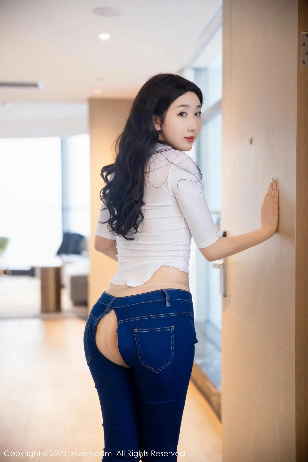 XiuRen第6570期_模特江真真白色上衣配牛仔裤露超薄无内肉丝秀翘臀诱惑写真83P