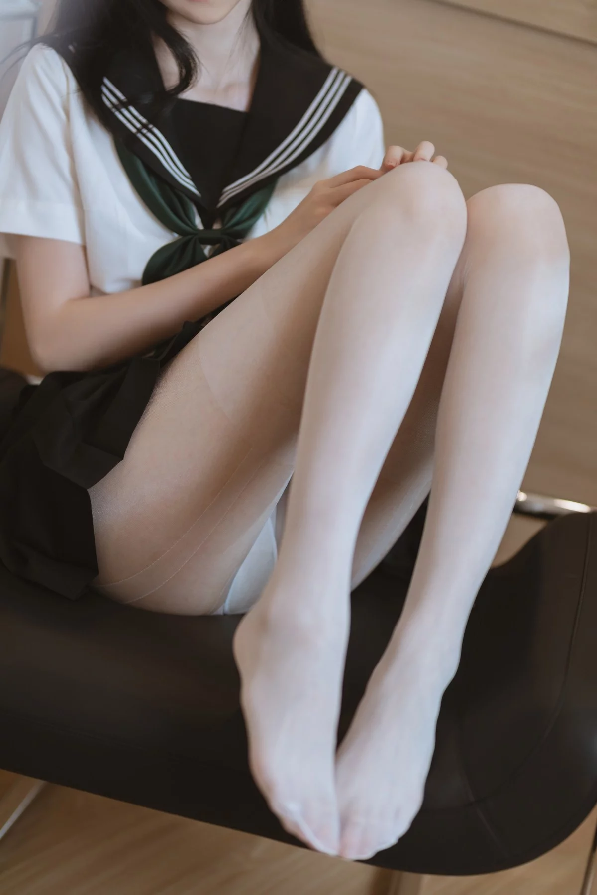 网络美女许岚白丝水手服主题私房性感黑色短裙下超薄白丝袜秀美腿诱惑写真40P