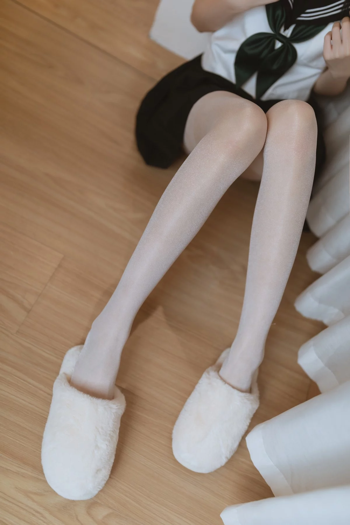网络美女许岚白丝水手服主题私房性感黑色短裙下超薄白丝袜秀美腿诱惑写真40P