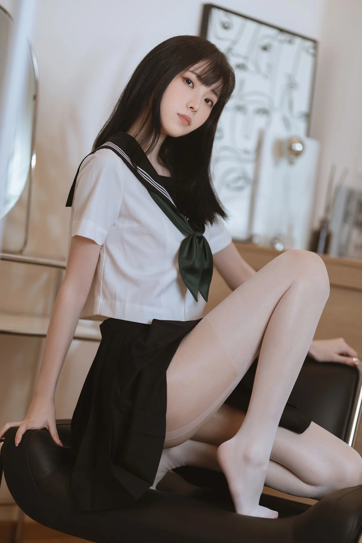 网络美女许岚白丝水手服主题私房性感黑色短裙下超薄白丝袜秀美腿诱惑写真40P