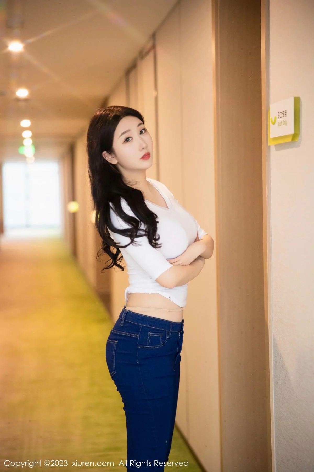XiuRen第6570期_模特江真真白色上衣配牛仔裤露超薄无内肉丝秀翘臀诱惑写真83P