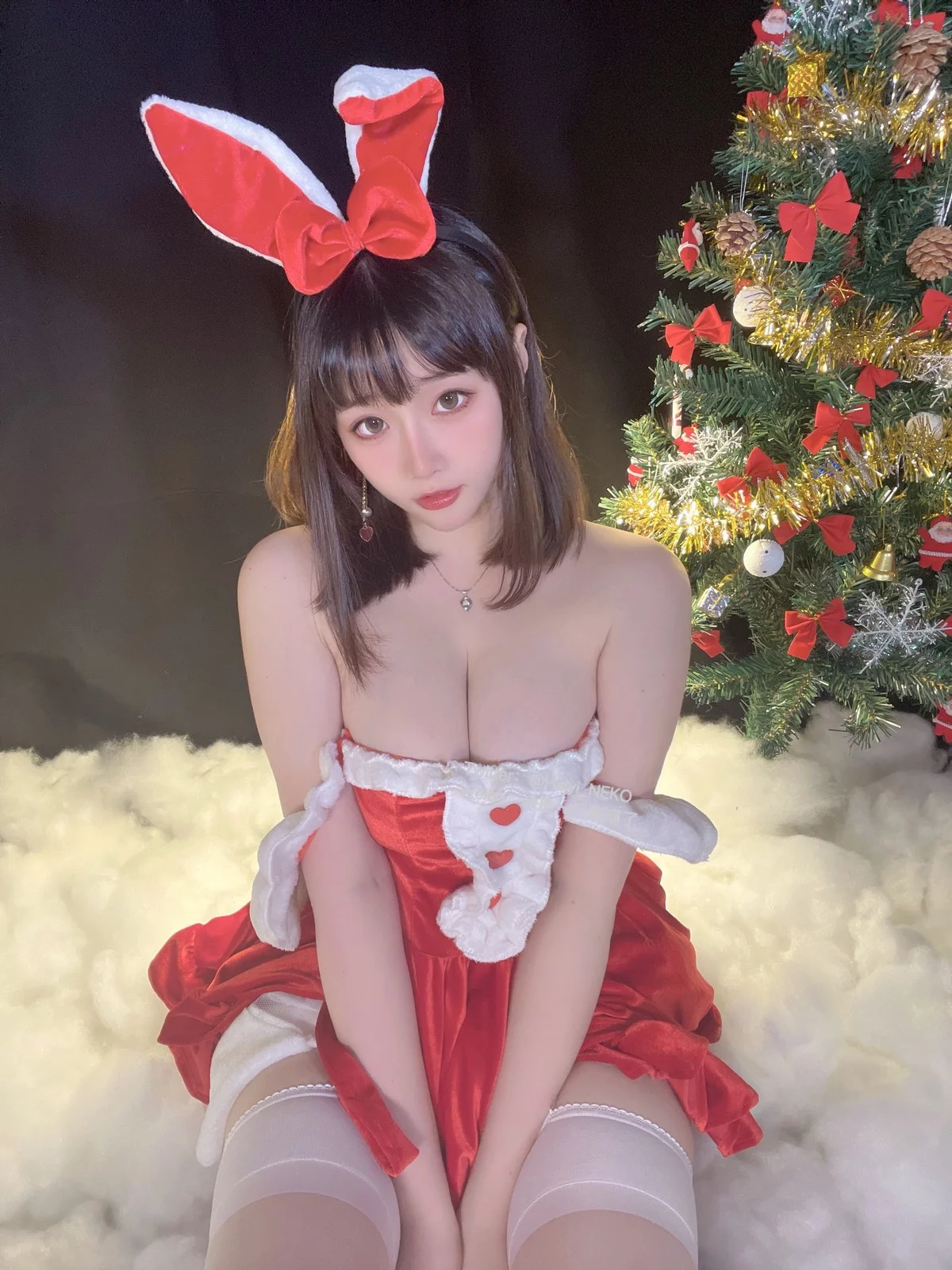 Coser美女是一只废喵了圣诞连衣裙主题性感红色服饰配白丝袜秀丰满身材诱惑写真72P