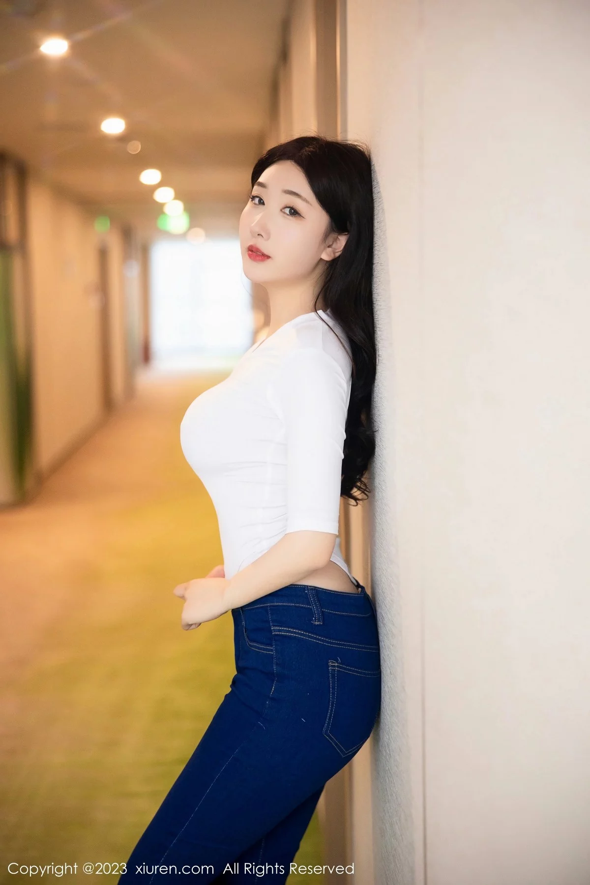 XiuRen第6570期_模特江真真白色上衣配牛仔裤露超薄无内肉丝秀翘臀诱惑写真83P
