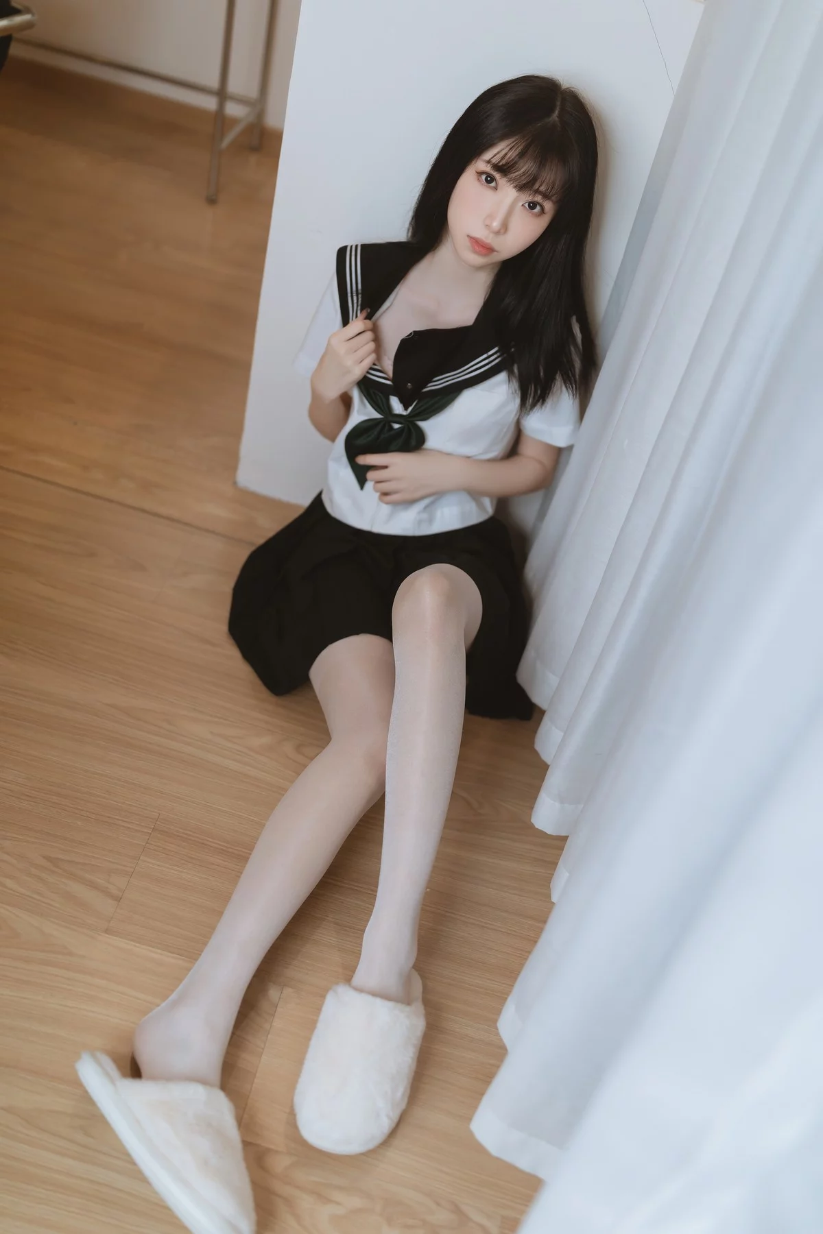 网络美女许岚白丝水手服主题私房性感黑色短裙下超薄白丝袜秀美腿诱惑写真40P