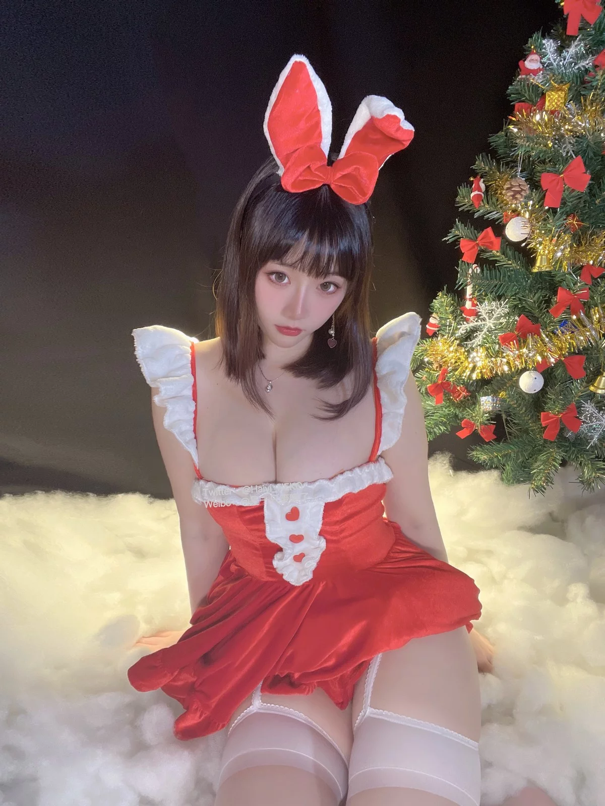 Coser美女是一只废喵了圣诞连衣裙主题性感红色服饰配白丝袜秀丰满身材诱惑写真72P