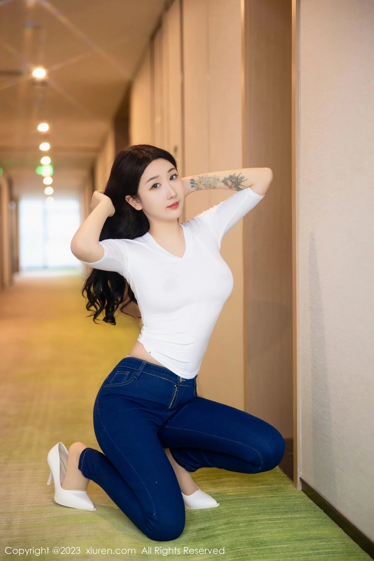 XiuRen第6570期_模特江真真白色上衣配牛仔裤露超薄无内肉丝秀翘臀诱惑写真83P