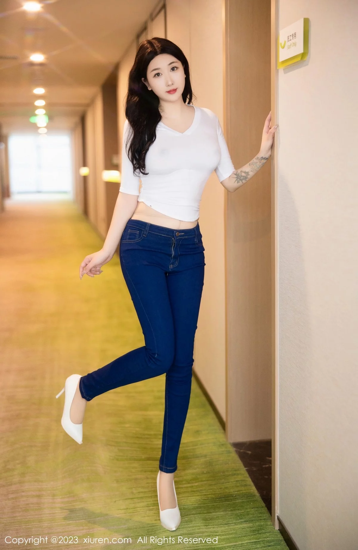 XiuRen第6570期_模特江真真白色上衣配牛仔裤露超薄无内肉丝秀翘臀诱惑写真83P