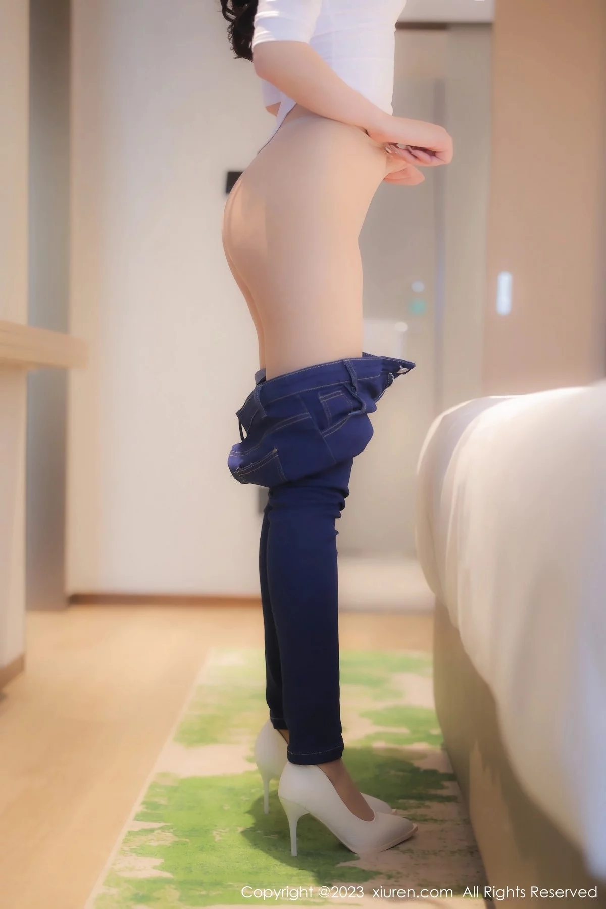 XiuRen第6570期_模特江真真白色上衣配牛仔裤露超薄无内肉丝秀翘臀诱惑写真83P