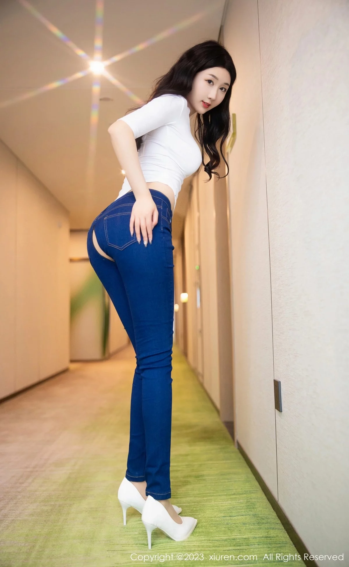 XiuRen第6570期_模特江真真白色上衣配牛仔裤露超薄无内肉丝秀翘臀诱惑写真83P