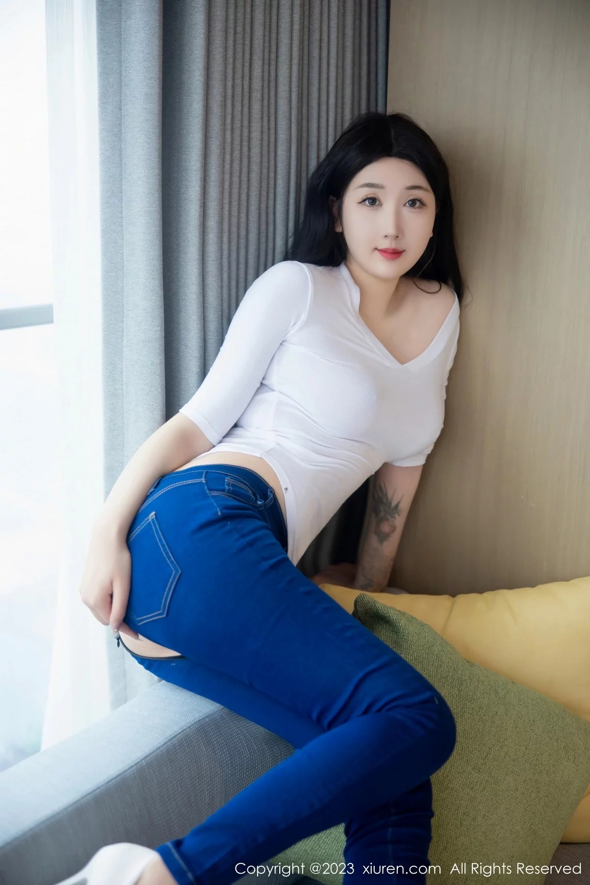 XiuRen第6570期_模特江真真白色上衣配牛仔裤露超薄无内肉丝秀翘臀诱惑写真83P
