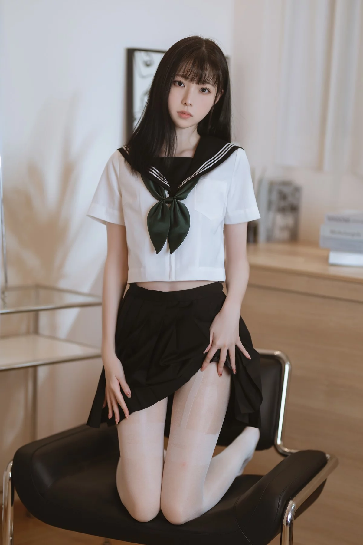 网络美女许岚白丝水手服主题私房性感黑色短裙下超薄白丝袜秀美腿诱惑写真40P