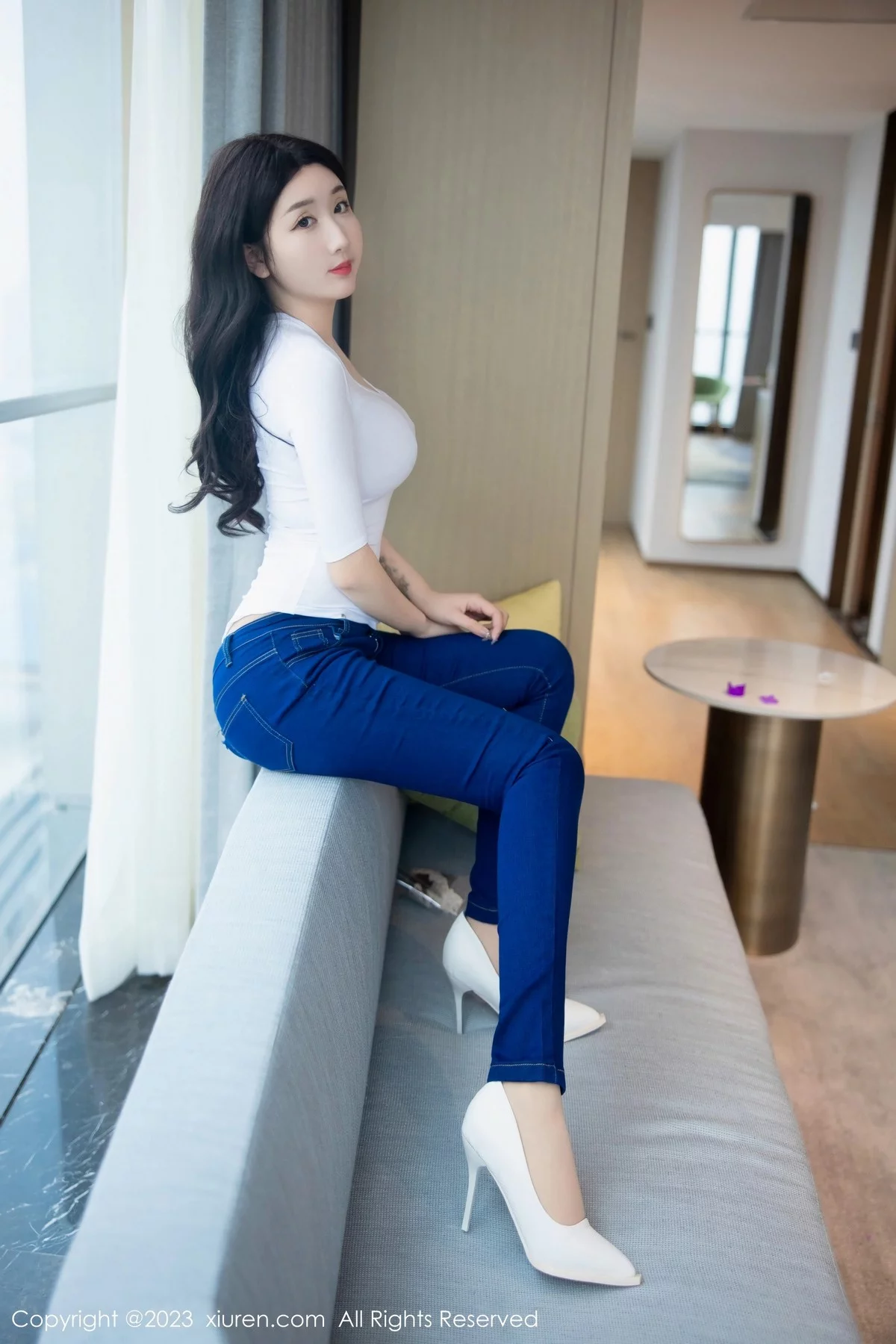 XiuRen第6570期_模特江真真白色上衣配牛仔裤露超薄无内肉丝秀翘臀诱惑写真83P