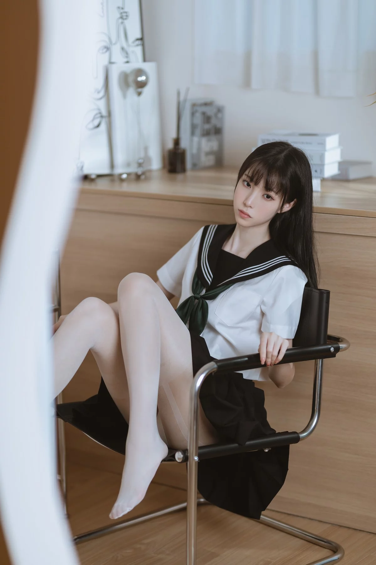 网络美女许岚白丝水手服主题私房性感黑色短裙下超薄白丝袜秀美腿诱惑写真40P