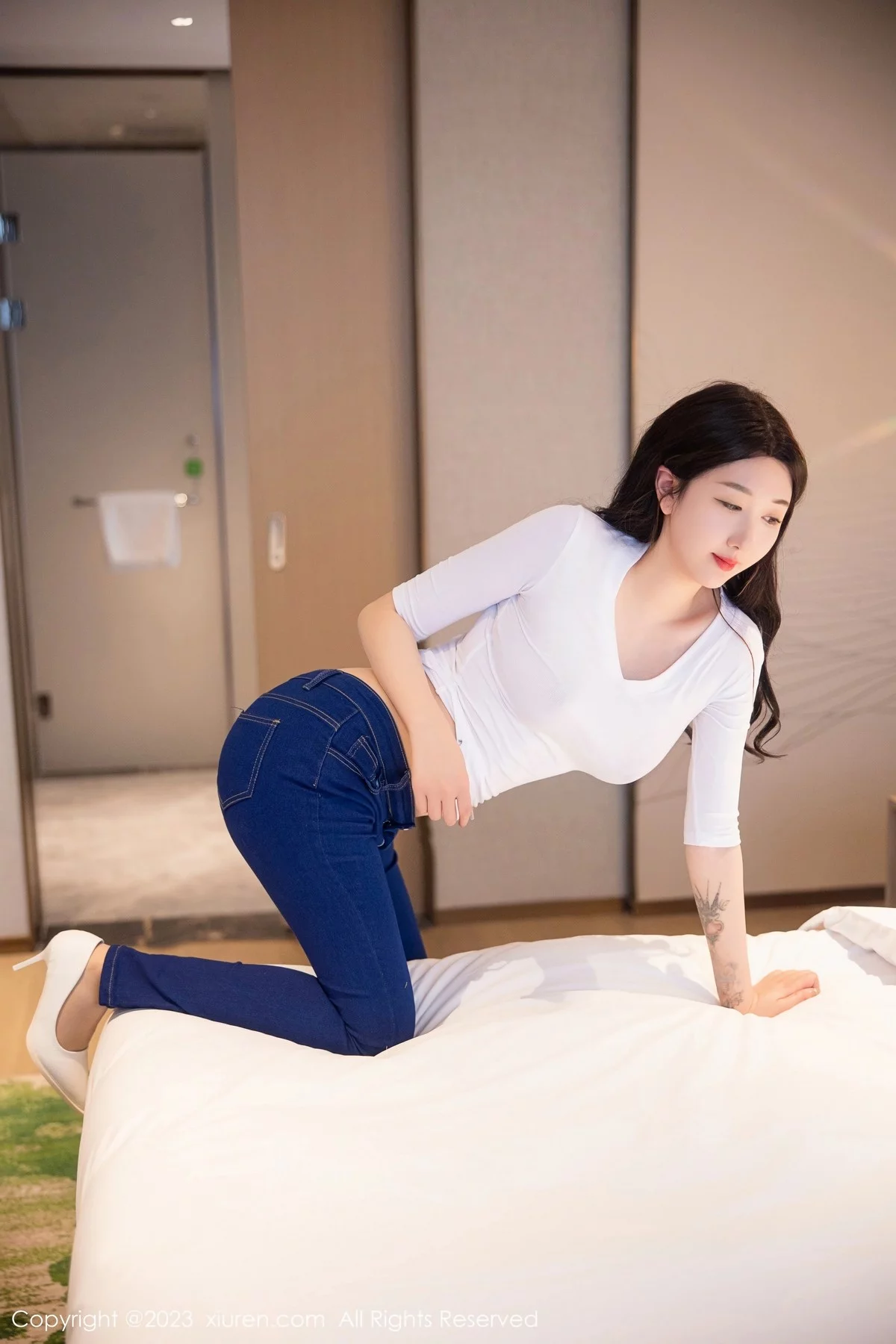 XiuRen第6570期_模特江真真白色上衣配牛仔裤露超薄无内肉丝秀翘臀诱惑写真83P
