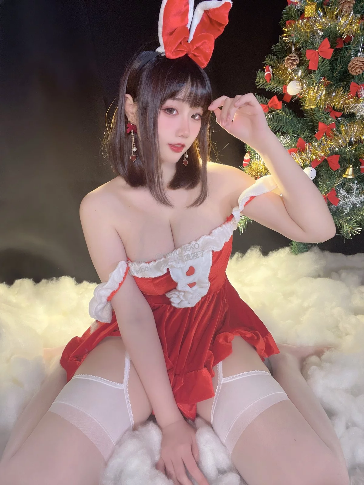 Coser美女是一只废喵了圣诞连衣裙主题性感红色服饰配白丝袜秀丰满身材诱惑写真72P