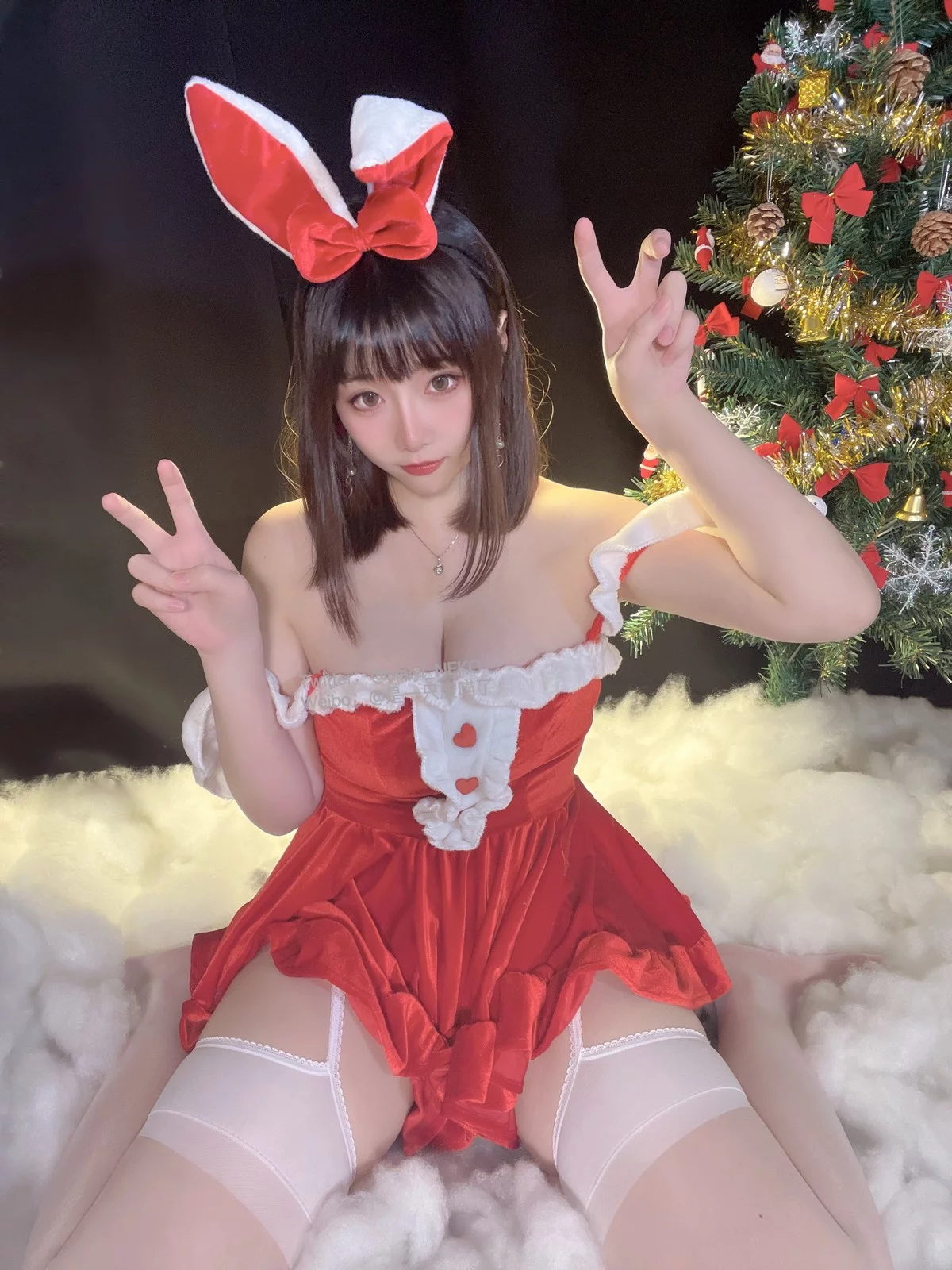 Coser美女是一只废喵了圣诞连衣裙主题性感红色服饰配白丝袜秀丰满身材诱惑写真72P