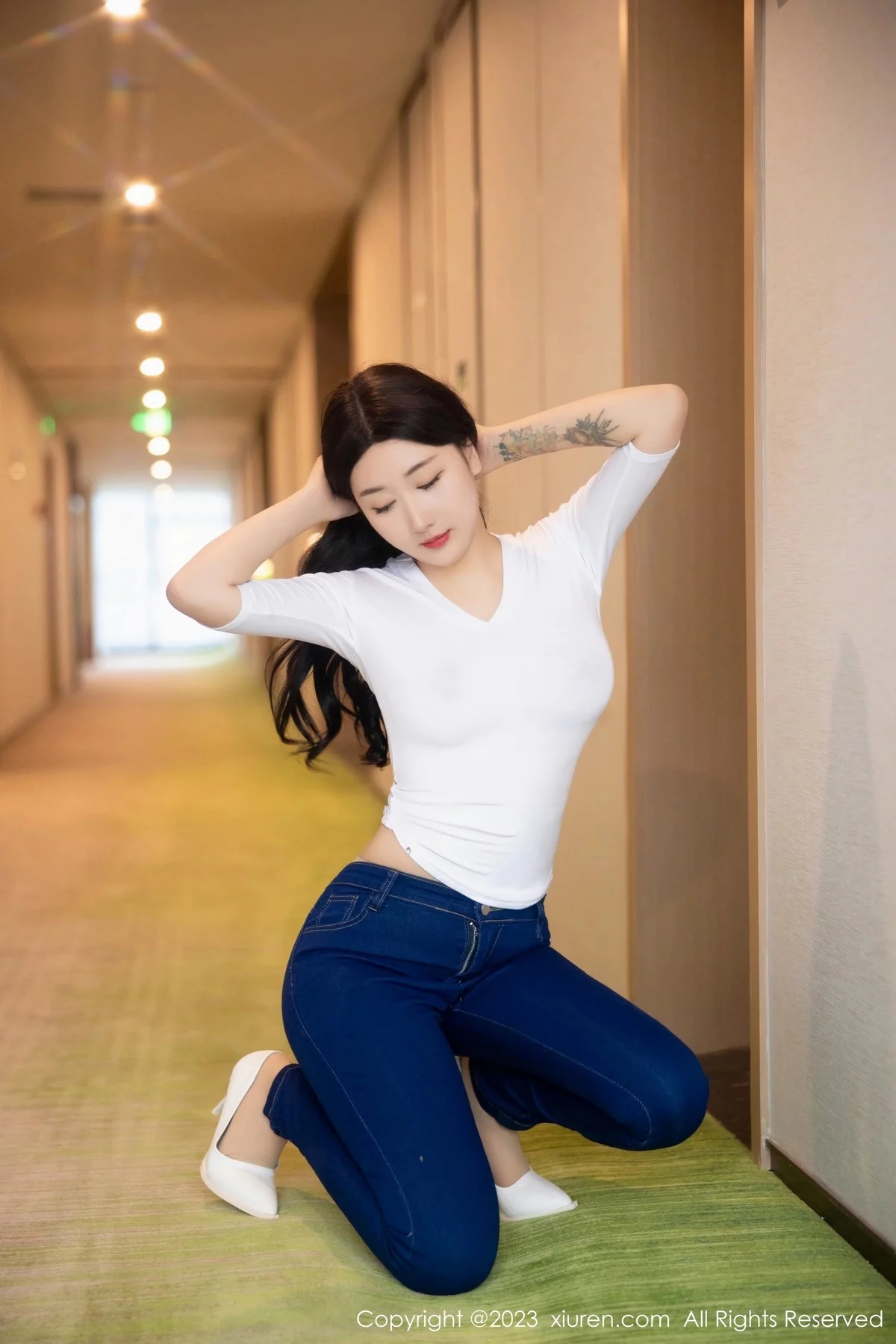 XiuRen第6570期_模特江真真白色上衣配牛仔裤露超薄无内肉丝秀翘臀诱惑写真83P