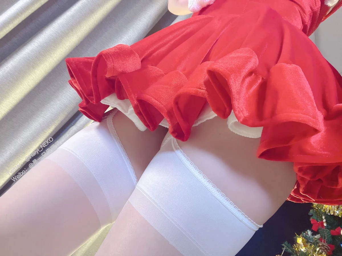 Coser美女是一只废喵了圣诞连衣裙主题性感红色服饰配白丝袜秀丰满身材诱惑写真72P