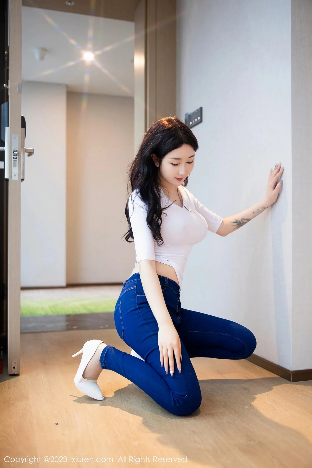 XiuRen第6570期_模特江真真白色上衣配牛仔裤露超薄无内肉丝秀翘臀诱惑写真83P