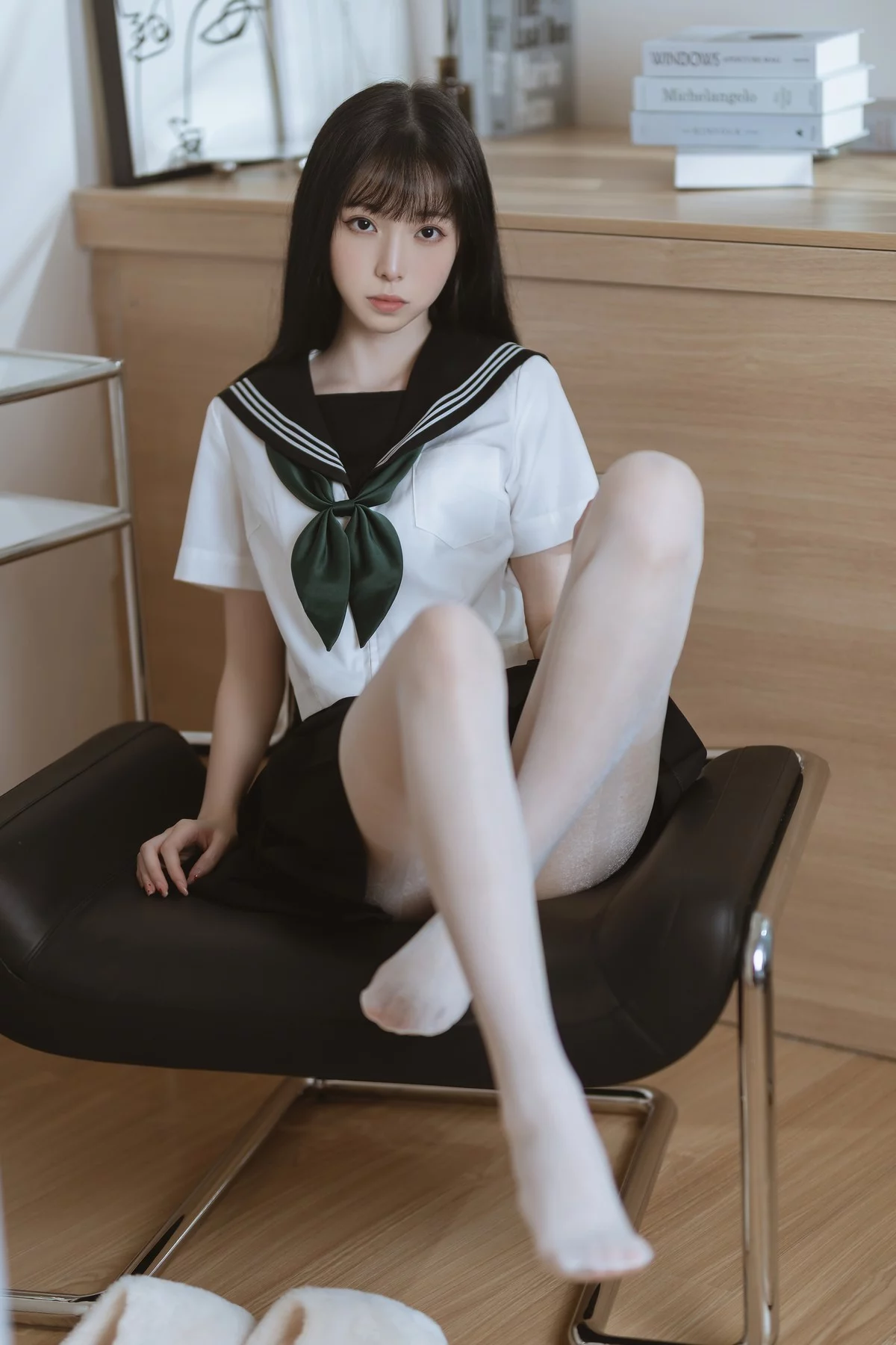 网络美女许岚白丝水手服主题私房性感黑色短裙下超薄白丝袜秀美腿诱惑写真40P