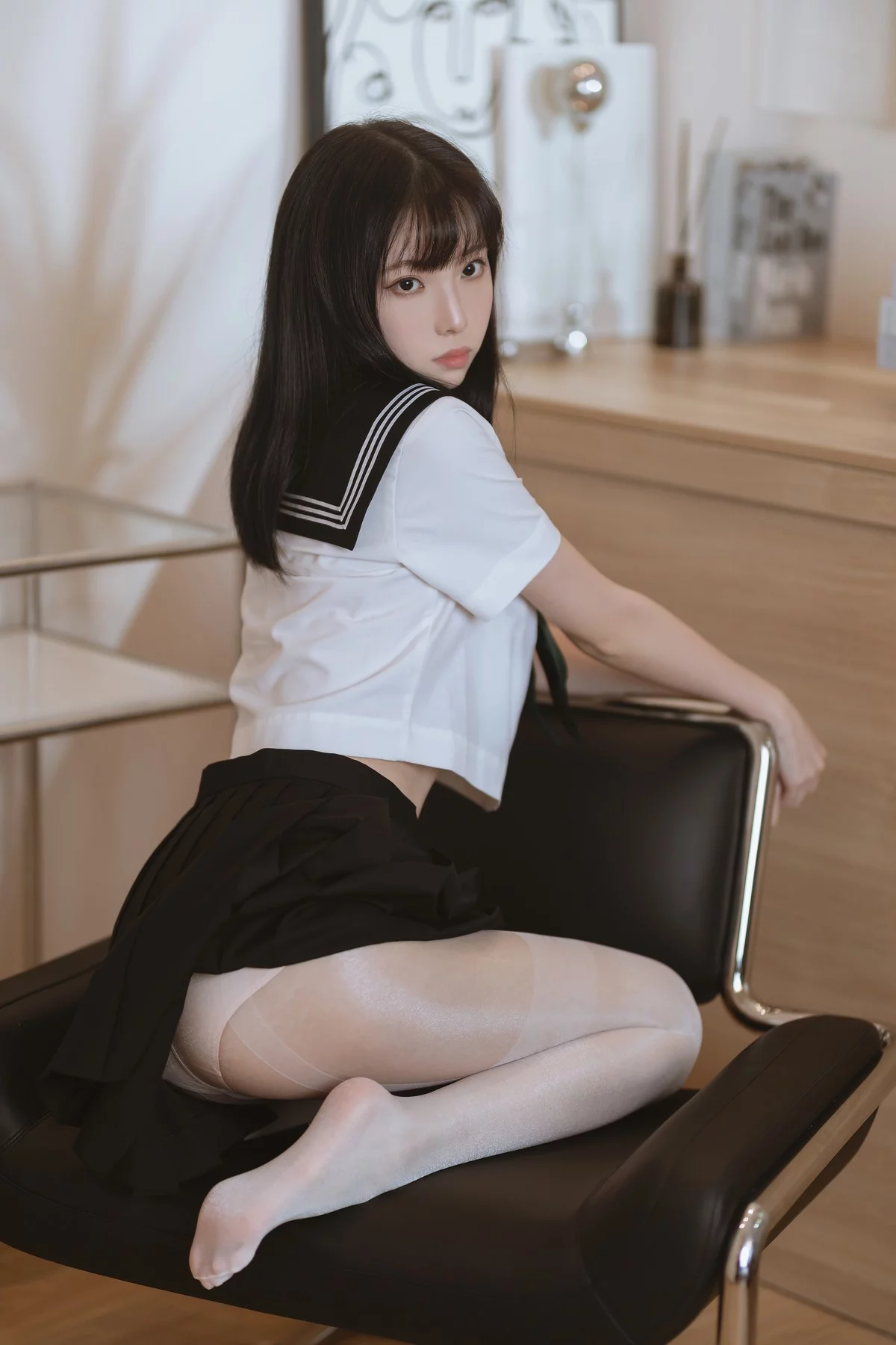 网络美女许岚白丝水手服主题私房性感黑色短裙下超薄白丝袜秀美腿诱惑写真40P