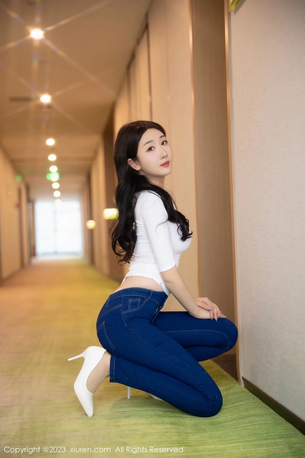XiuRen第6570期_模特江真真白色上衣配牛仔裤露超薄无内肉丝秀翘臀诱惑写真83P