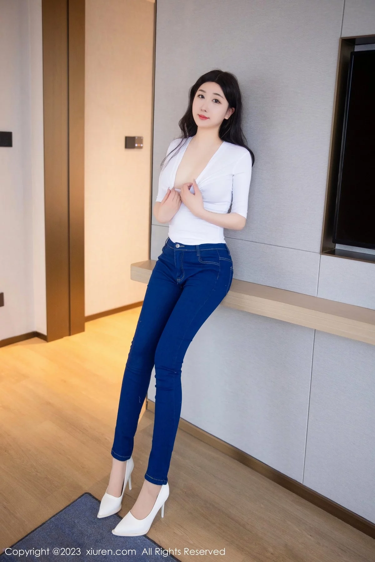 XiuRen第6570期_模特江真真白色上衣配牛仔裤露超薄无内肉丝秀翘臀诱惑写真83P