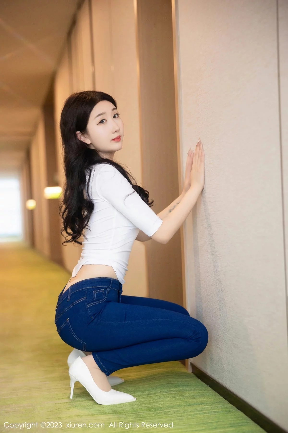 XiuRen第6570期_模特江真真白色上衣配牛仔裤露超薄无内肉丝秀翘臀诱惑写真83P