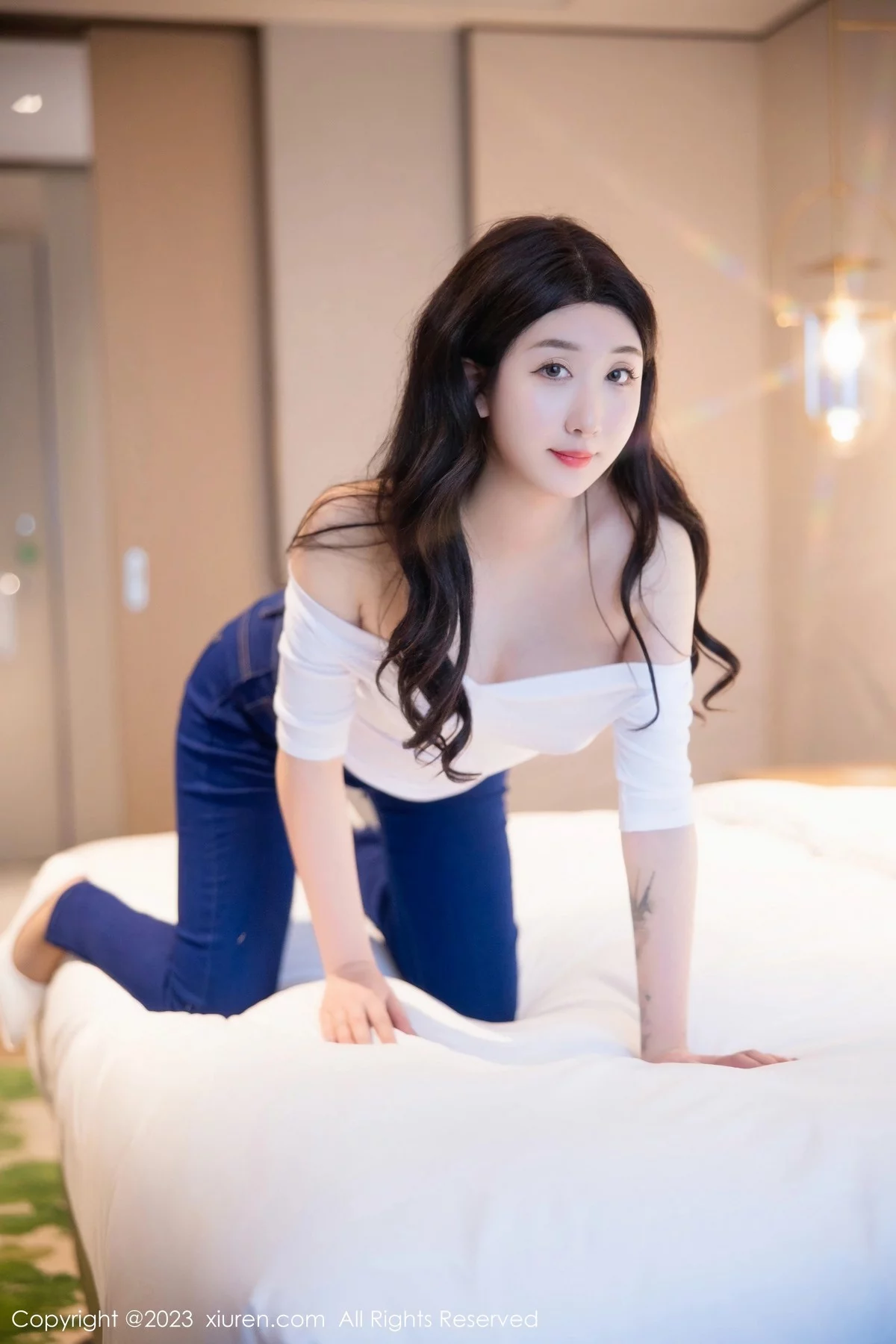 XiuRen第6570期_模特江真真白色上衣配牛仔裤露超薄无内肉丝秀翘臀诱惑写真83P