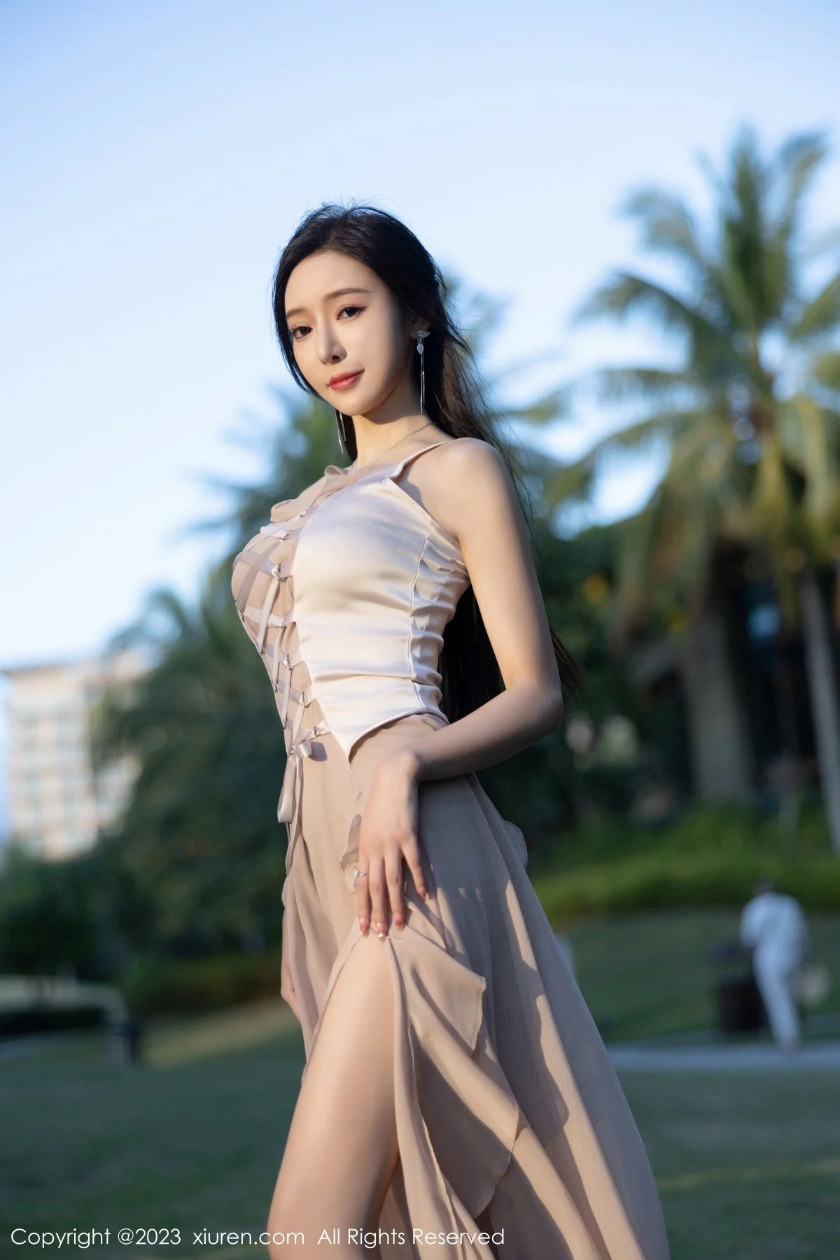 XiuRen第6581期_女神王馨瑶yanni浅暖吊带长裙配肉色蕾丝袜秀完美身材诱惑写真82P