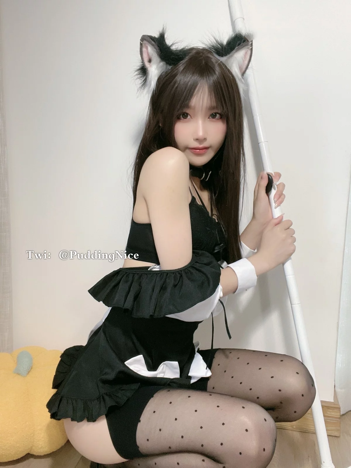 Coser美女布丁大法黑森林慕斯主题性感女仆装配黑丝袜露蕾丝内裤诱惑写真75P